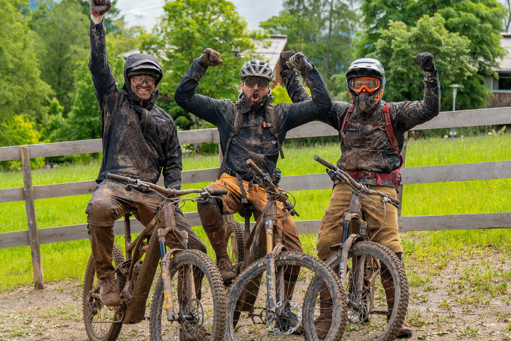Drei Mountainbiker haben Spaß auf einem Trail in Kitzbühel
