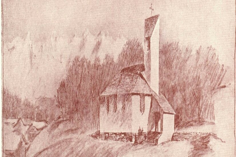 Evangelische Christuskirchen Eine kleine Kirche auf einem Hügel mit einem schmalen, hohen Turm. Umgeben von Bäumen und sanften Hügeln wirkt die Szene ruhig und malerisch.