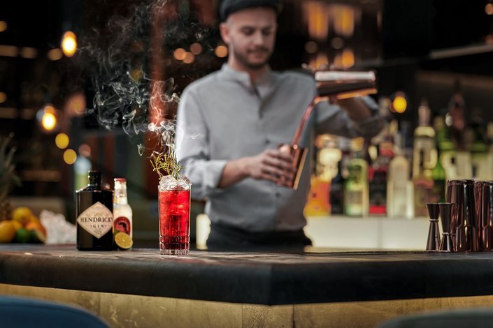 Lebenberg Baarkeeper mixing cocktails