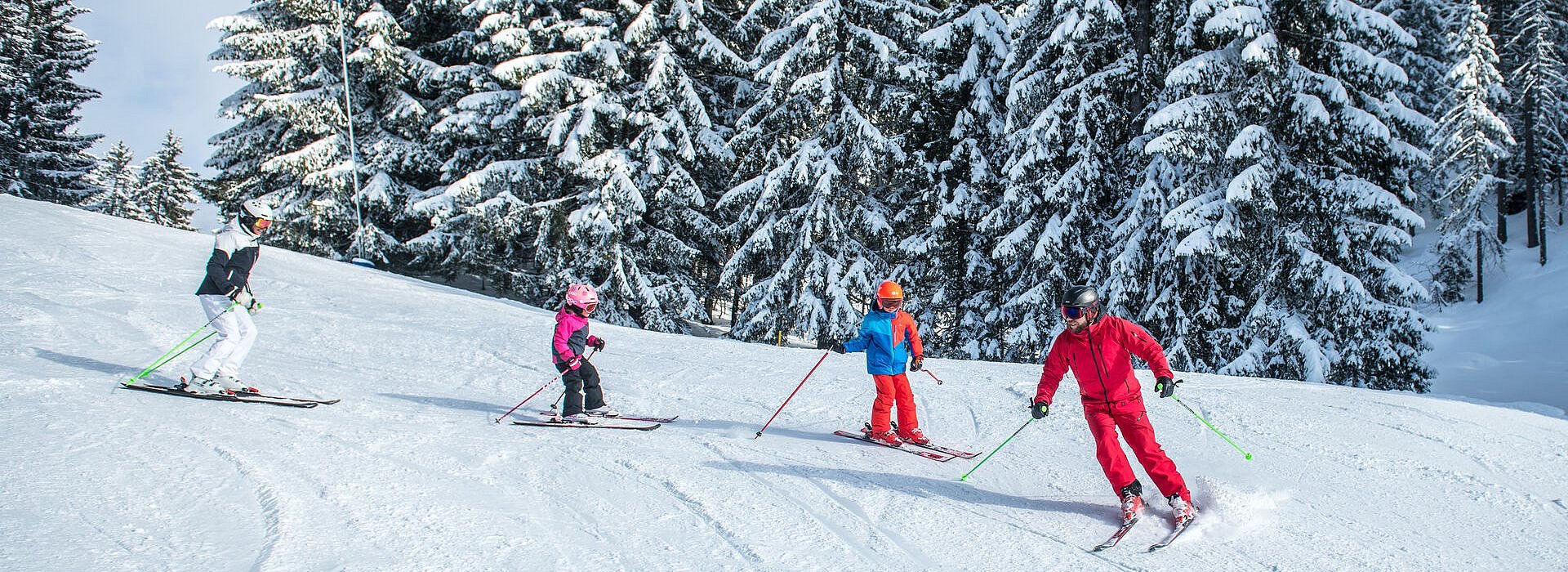 Familie fährt Ski am Kitzbüheler Horn