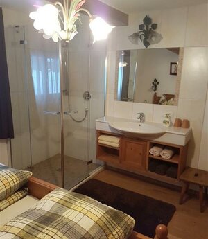 Branderhof_Jochberg_ZIrbenzimmer Bad