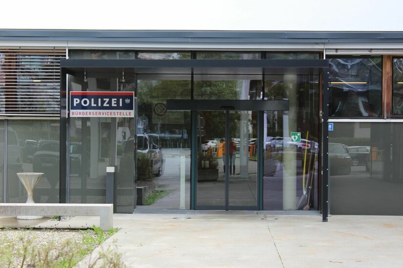 Polizeiinspektion Bürgerservicestelle Eingangsbereich einer Polizeistation mit Glasschiebetür und Schild Bürgerservicestelle.