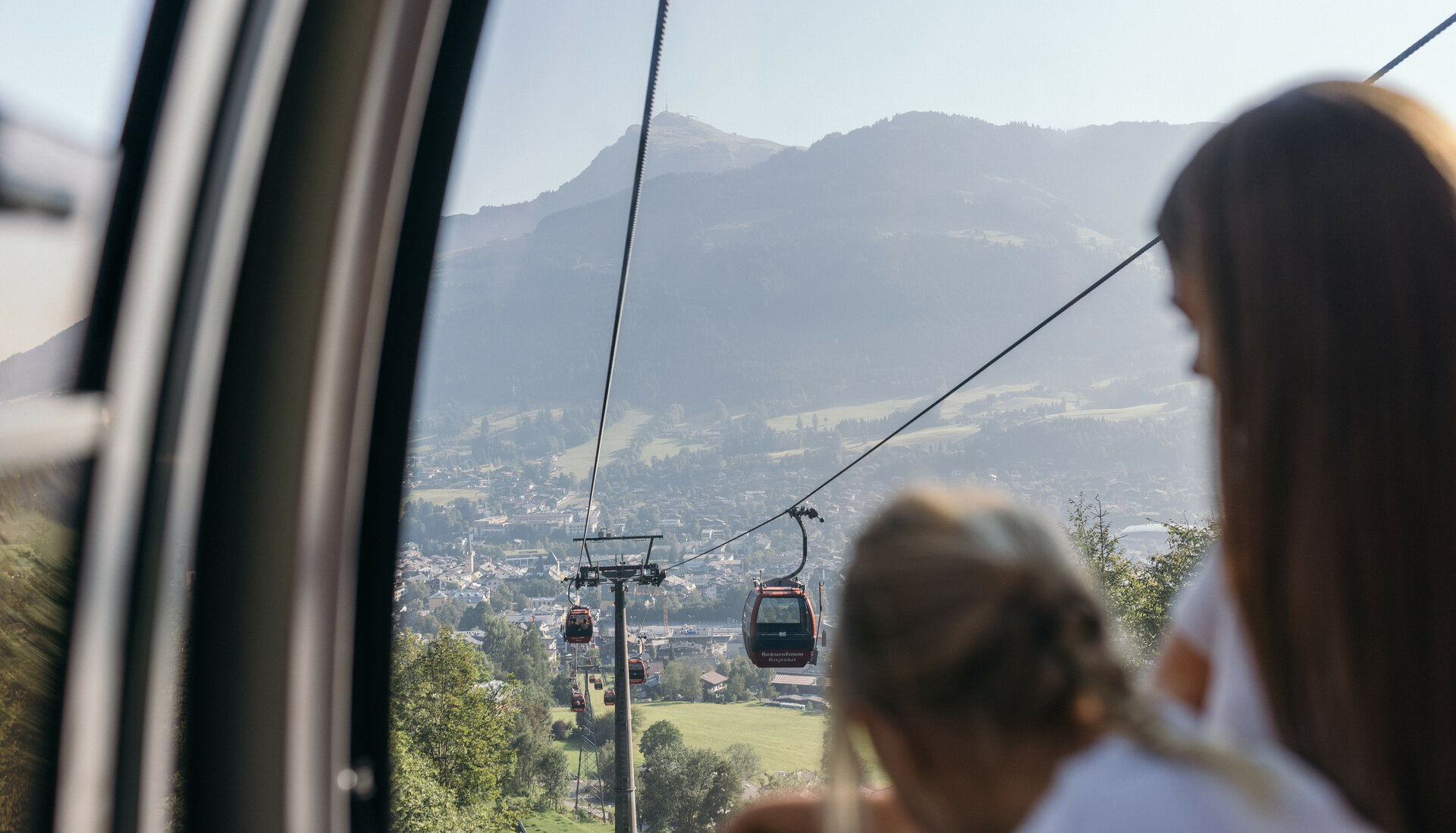 Kinter fahren mit einer Gondel auf den Hahnenkamm