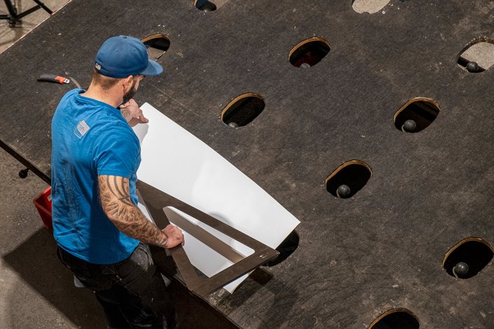 Ein Mann arbeitet in seiner Werkstatt