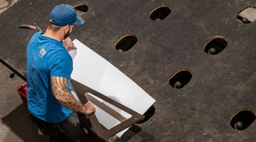 Ein Mann arbeitet in seiner Werkstatt