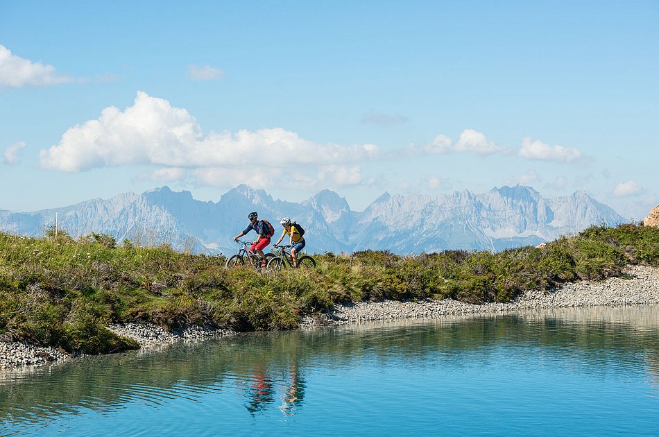 Mountainbiker am See