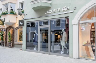 Lacoste Ladengeschäft Außenansicht eines Lacoste-Modegeschäfts in einer gepflasterten Fußgängerzone mit Schaufensterpuppen.