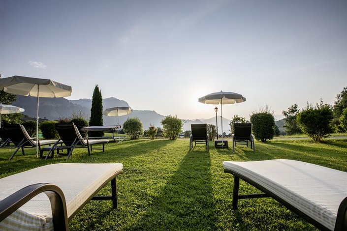 Wiese mit Gartenliegen und Liegestühle 