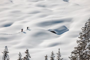 Zwei Personen auf einer Skitour im freien Gelände