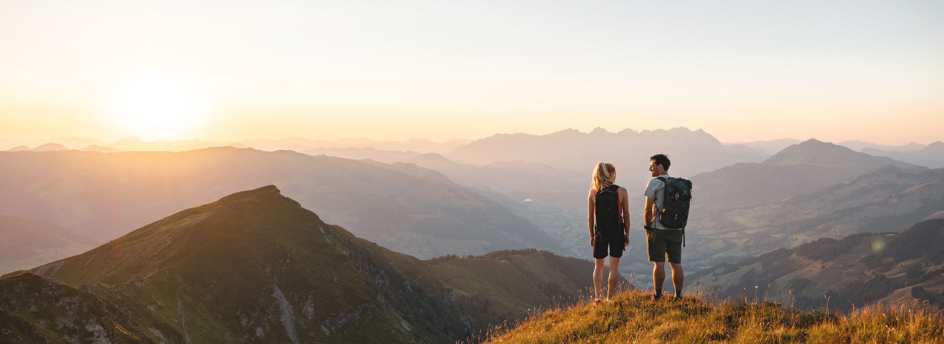 Paar genießt beim Wandern den Ausblick