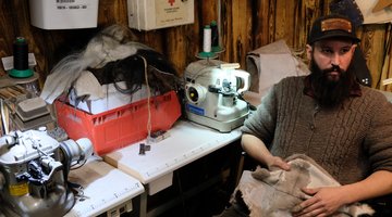 Mann sitzt auf einem Stuhl