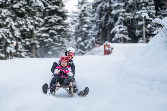 Familie beim Rodeln