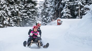 Familie beim Rodeln