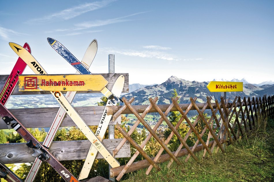 Zaun mit alten Skiern