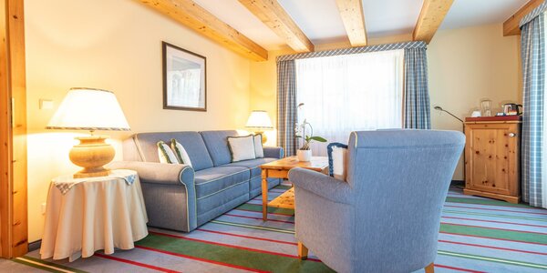 hotel-kaiserhof-kitzbuehel-suite-mit-balkon-wohnen