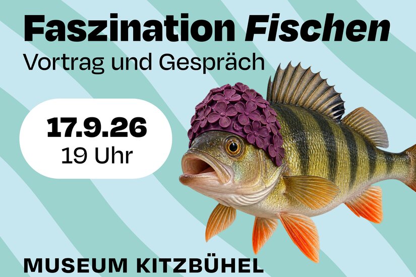 Veranstaltungsplakat mit einem Flussbarsch, der eine lila Blumenbadekappe trägt, vor gestreiftem Hintergrund.