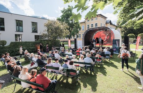 Menschen genießen klassische Musik im Sommer 