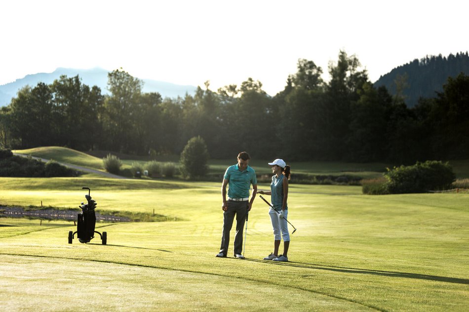 Paar beim Golfen