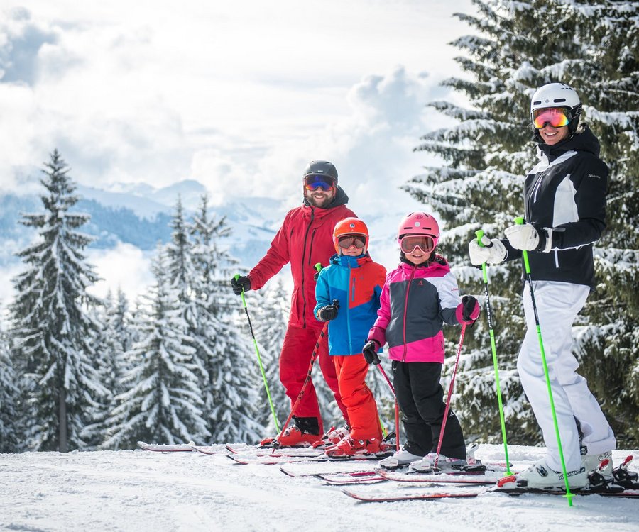 Familie mit Skiern