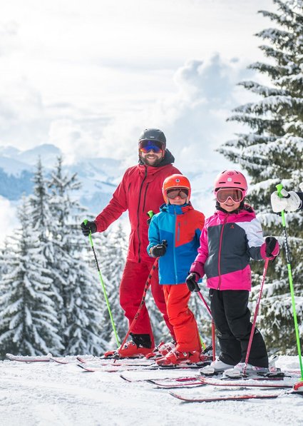 Familie beim Skifahren