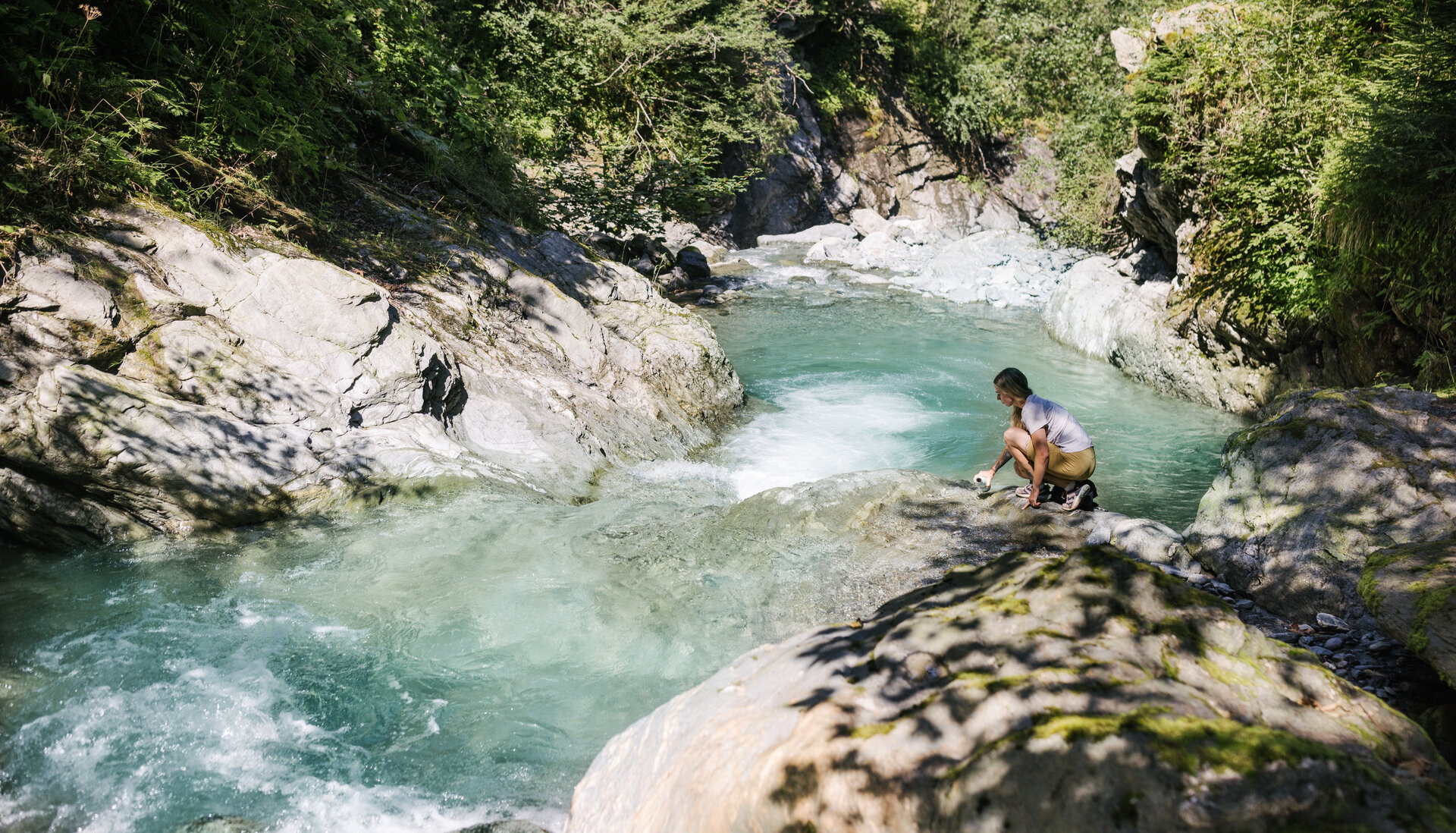Wandern zum Sintersbacher Wasserfall im Sommer