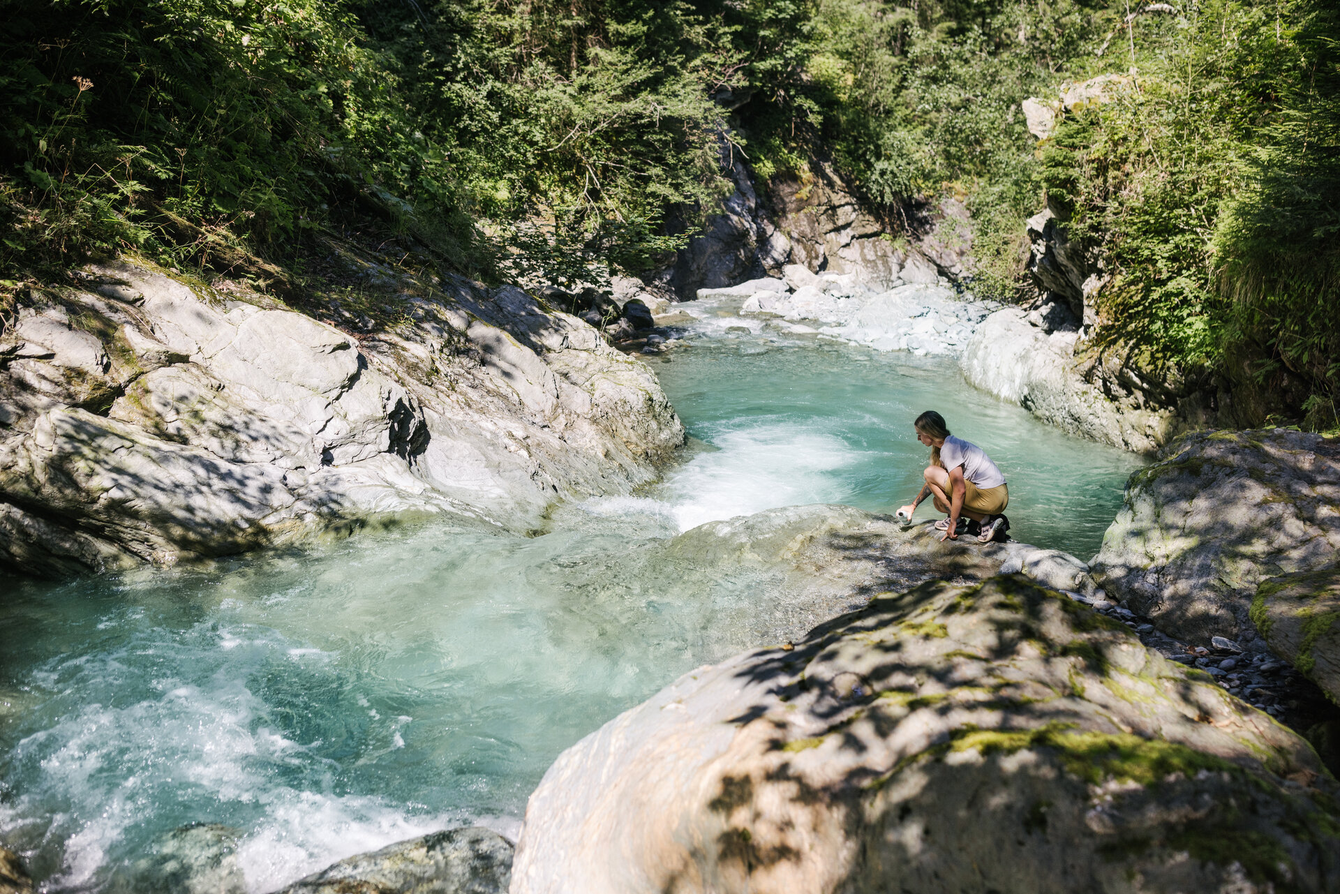 Wandern zum Sintersbacher Wasserfall im Sommer