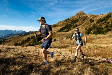 Frau und Mann laufen in den Südbergen Kitzbühels
