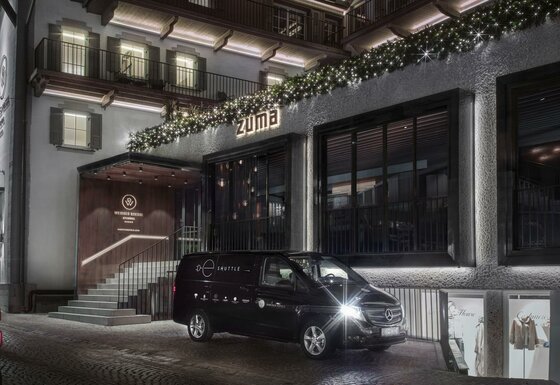 Hotel Weisses Rössl Außenansicht Außenansicht des Hotels Weisses Rössl in Kitzbühel bei Nacht mit einem schwarzen Shuttle-Bus davor.