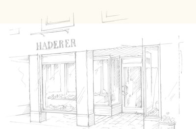 Außenansicht Schuhfachgeschäft Haderer Skizze der Außenansicht des Schuhfachgeschäfts Haderer mit Schaufenstern und Eingang.