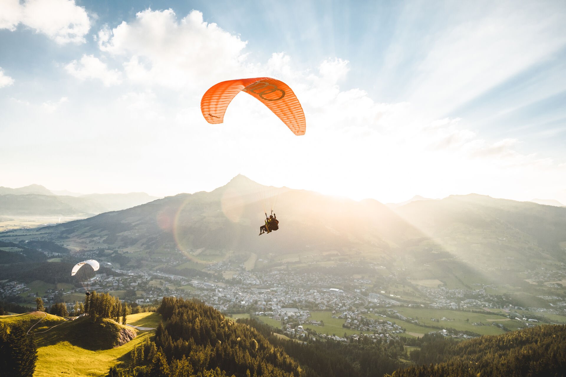 Paragleiter über der Streif im Sonnenaufgang