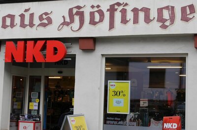 NKD Filiale Haus Höfinger Fassade eines NKD-Modegeschäfts im Haus Höfinger mit Schaufenstern und Werbeplakaten.