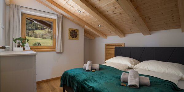 Schlafzimmer mit Doppelbett