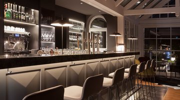 Eine moderne Bartheke in grauen Tönen