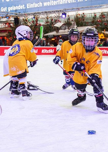 Kinder beim Eishockey