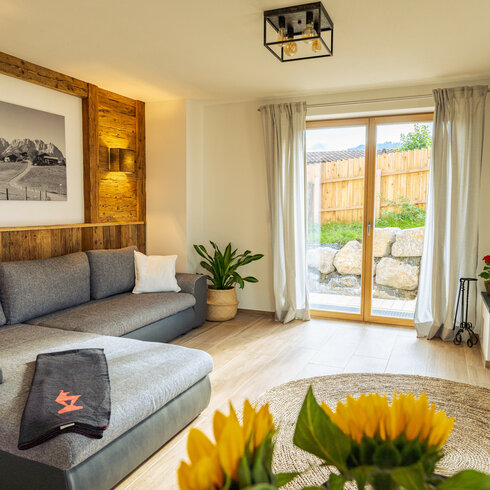 Gemütliches Wohnzimmer mit Blick auf den Garten Blick in eine Wohnung