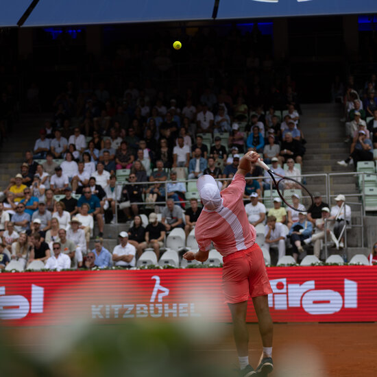 Tennisspieler bei Aufschlag - Generali Open Kitzbühel