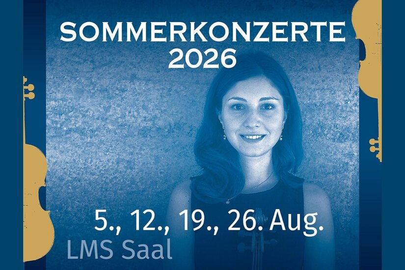 Ein schwarzer Flügel hängt an Seilen vor einer Wand mit gelb-schwarzen Silhouetten.