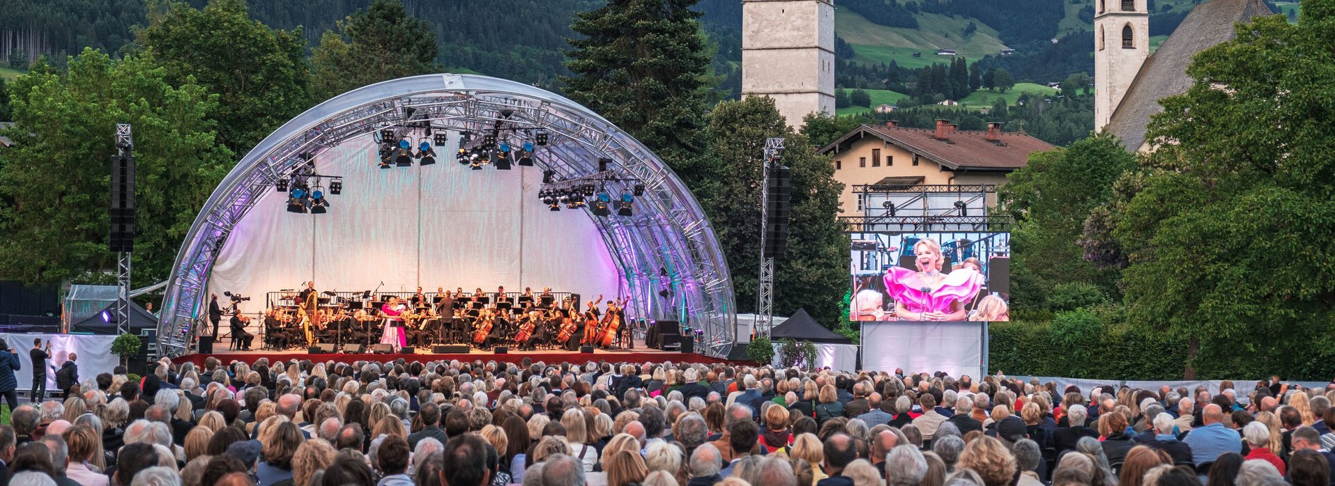 Menschengruppe vor der Bühne