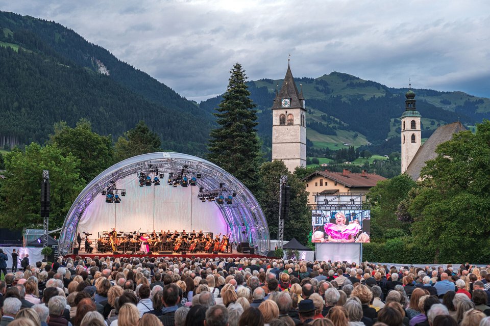 https://www.kitzbuehel.com/fileadmin/_processed_/4/d/csm_Klassik_in_den_Alpen_2022__c__Kitzbuehel_Tourismus__1__01_946590dd14.jpg
