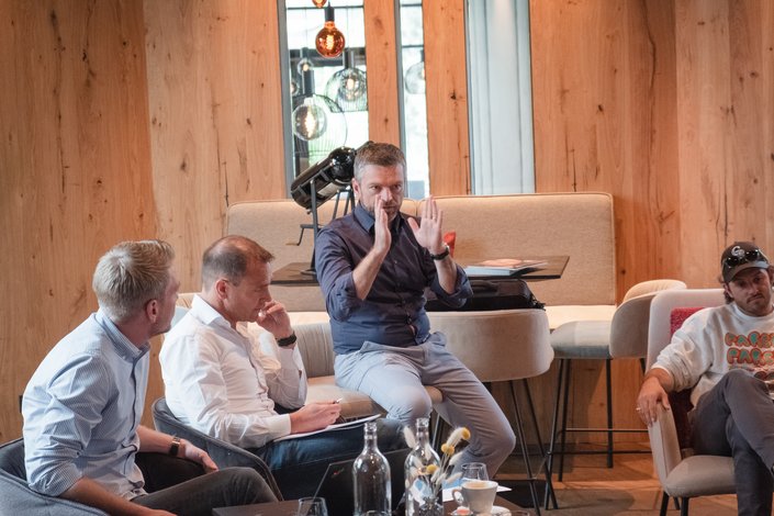 Di Inspiring Networks Gruppe bei der Besprechung