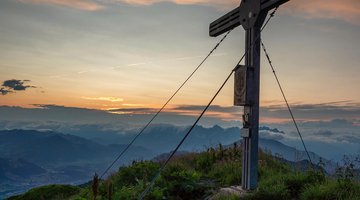 Berggipfel im Sonnenaufgang