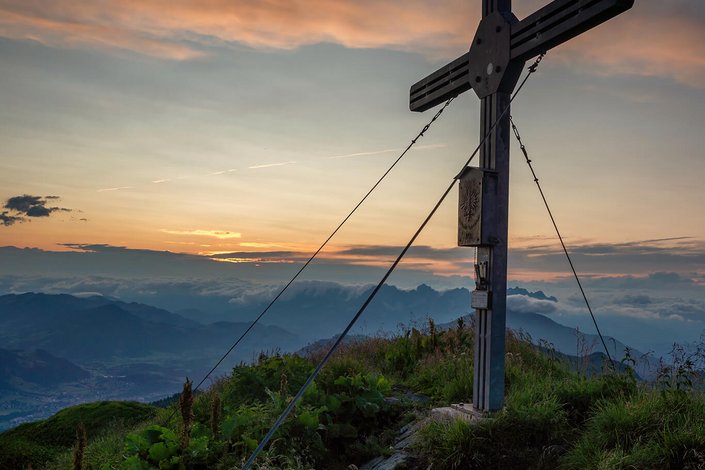 Berggipfel im Sonnenaufgang