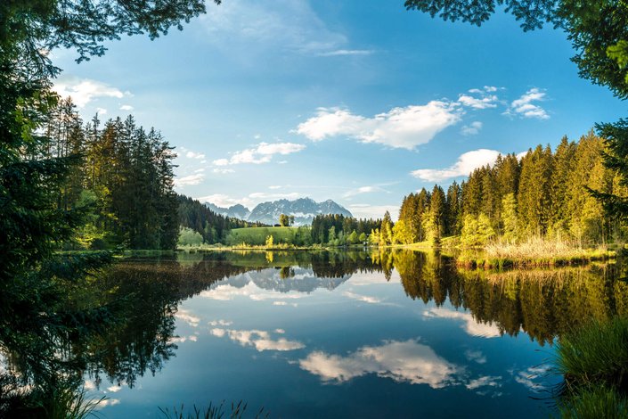 See mit Bergpanorama