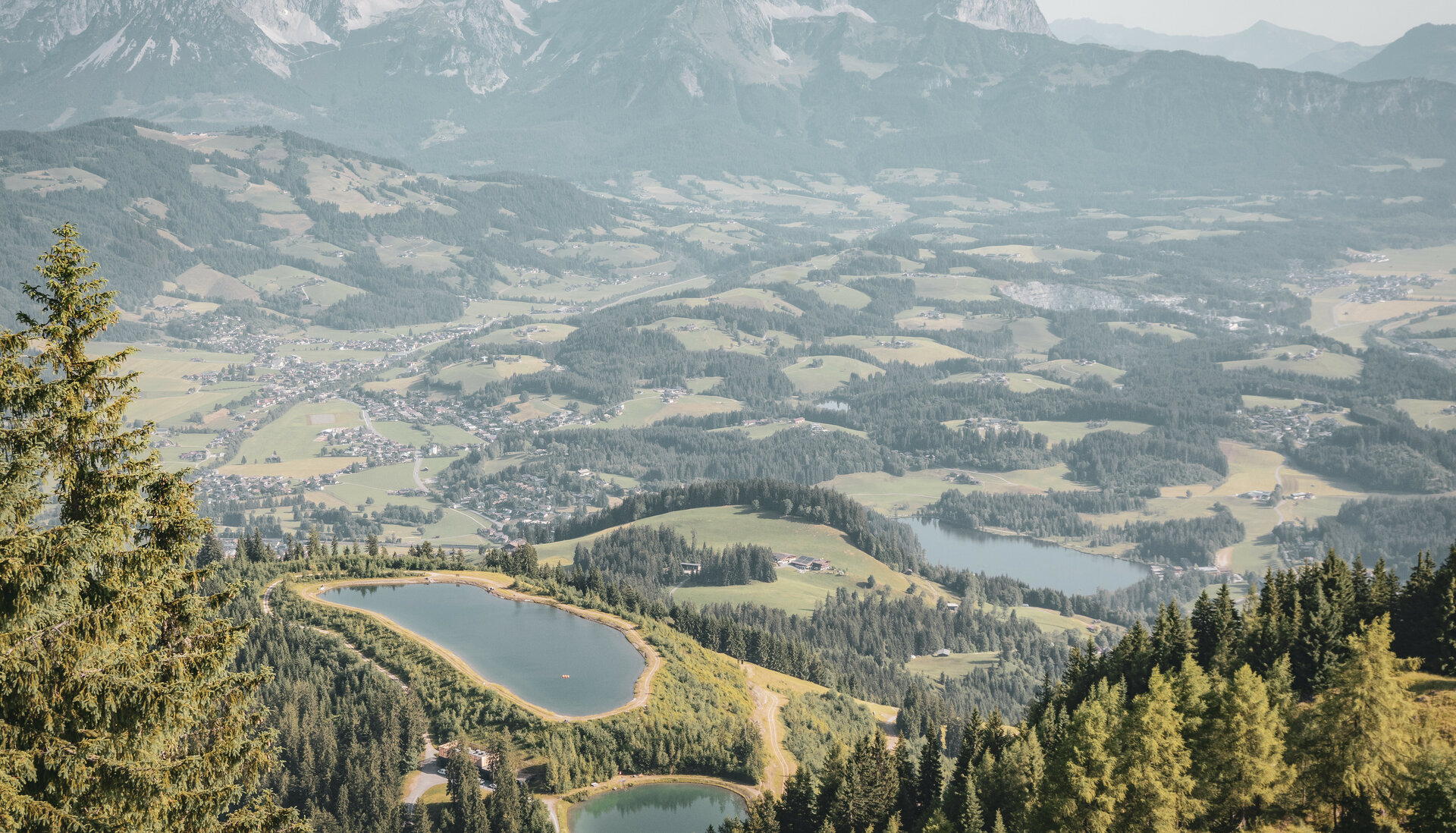 Blick vom Start der Streif in Kitzbühel auf den Wilden Kaiser im Sommer.