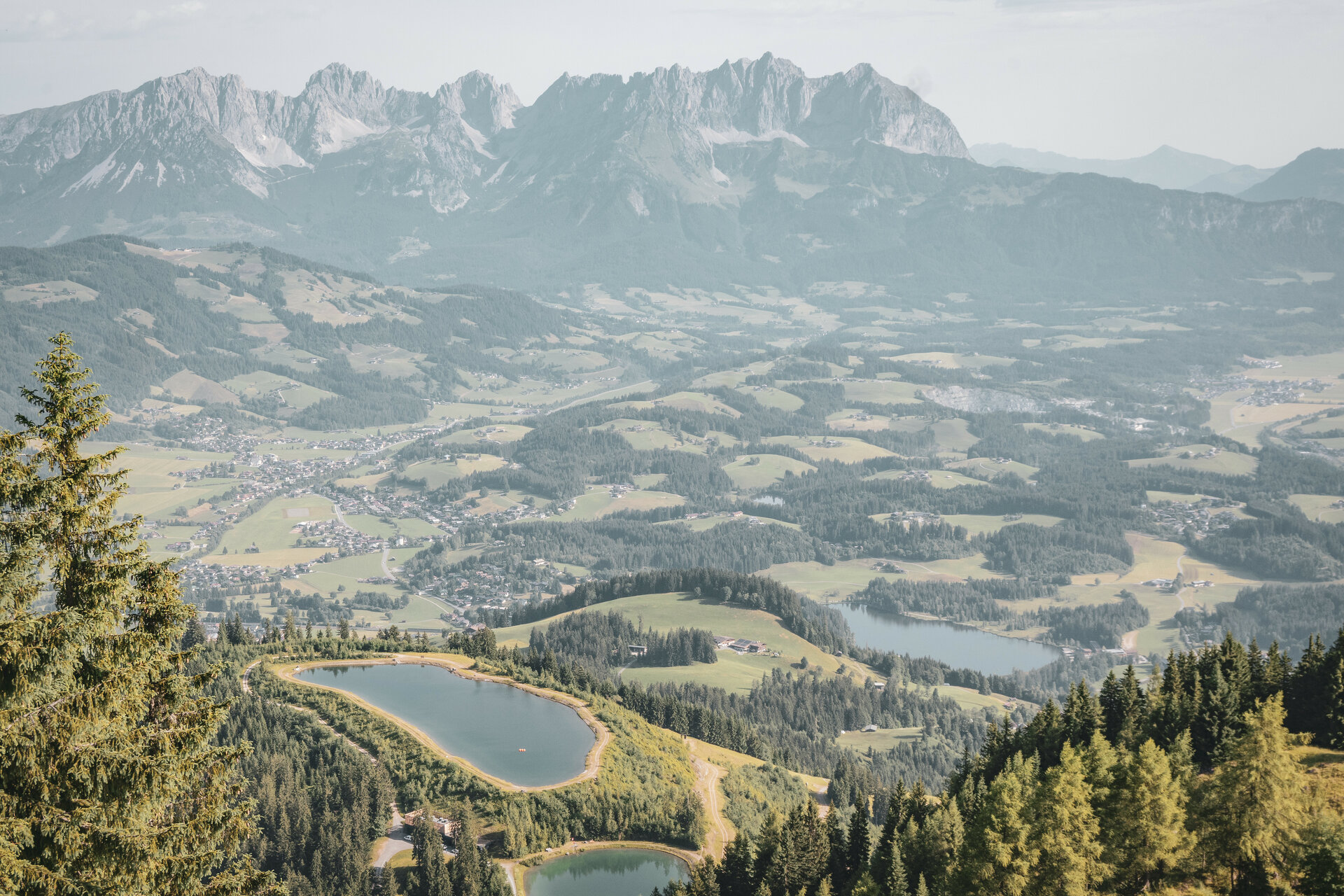 Blick vom Start der Streif in Kitzbühel auf den Wilden Kaiser im Sommer.