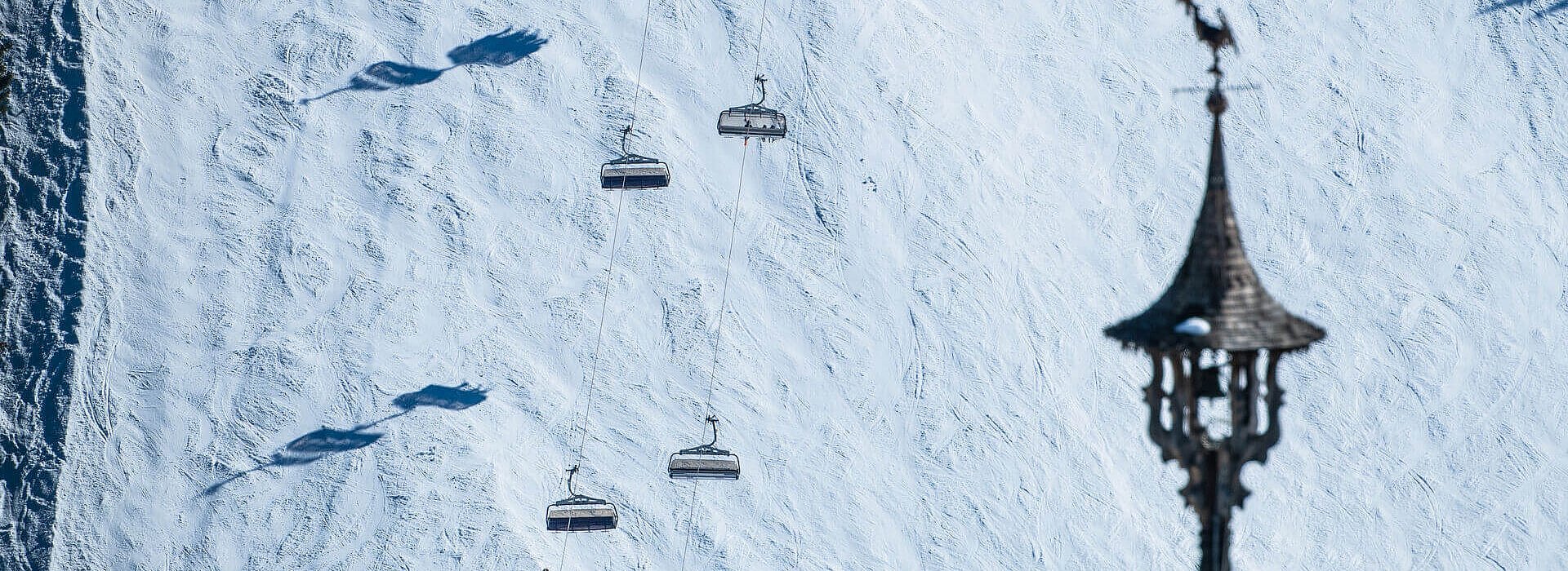 Skipiste mit Gondeln