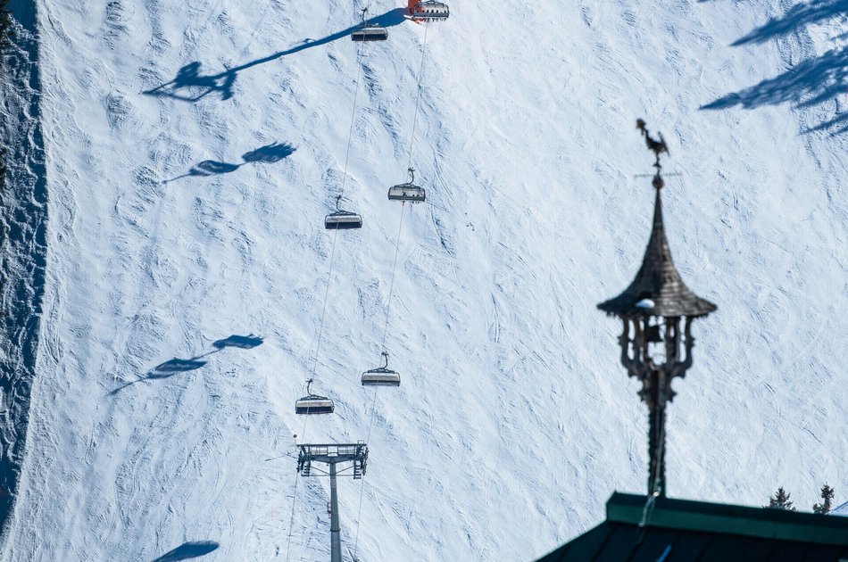 Skipiste mit Gondeln