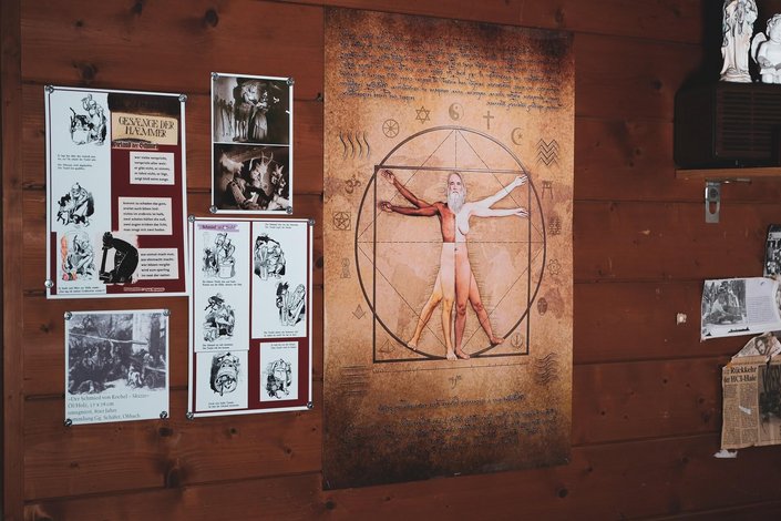 Pictures at a wooden wall