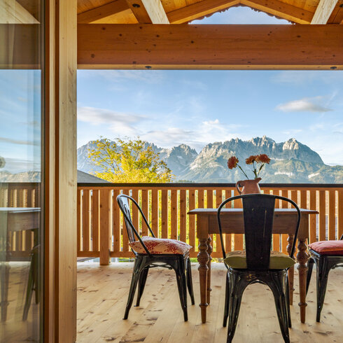 Gemütlicher Essbereich mit Bergblick auf der Terrasse Balkon mit zwei Stühlen und einem Tisch