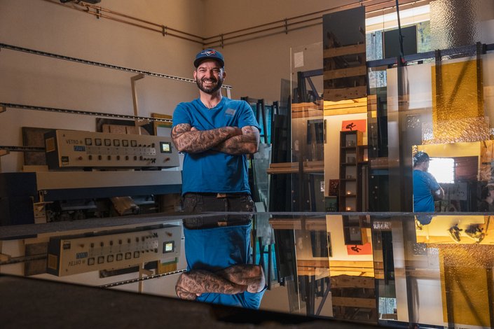 Ein Glasermeister steht in seiner Werkstatt